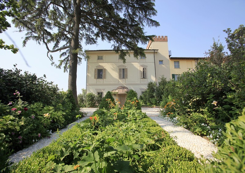 A mansion house converted into a prestigious villa - Gardens