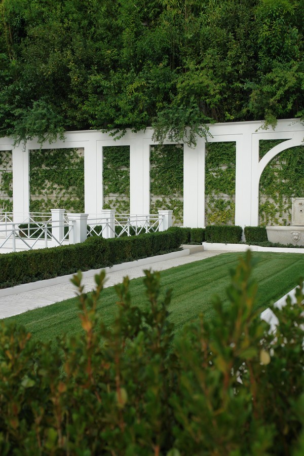 تصميمات هندسية باللون الأبيض - الحدائق