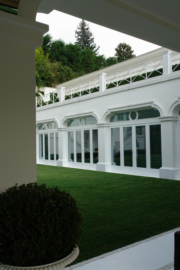 تصميمات هندسية باللون الأبيض - الحدائق