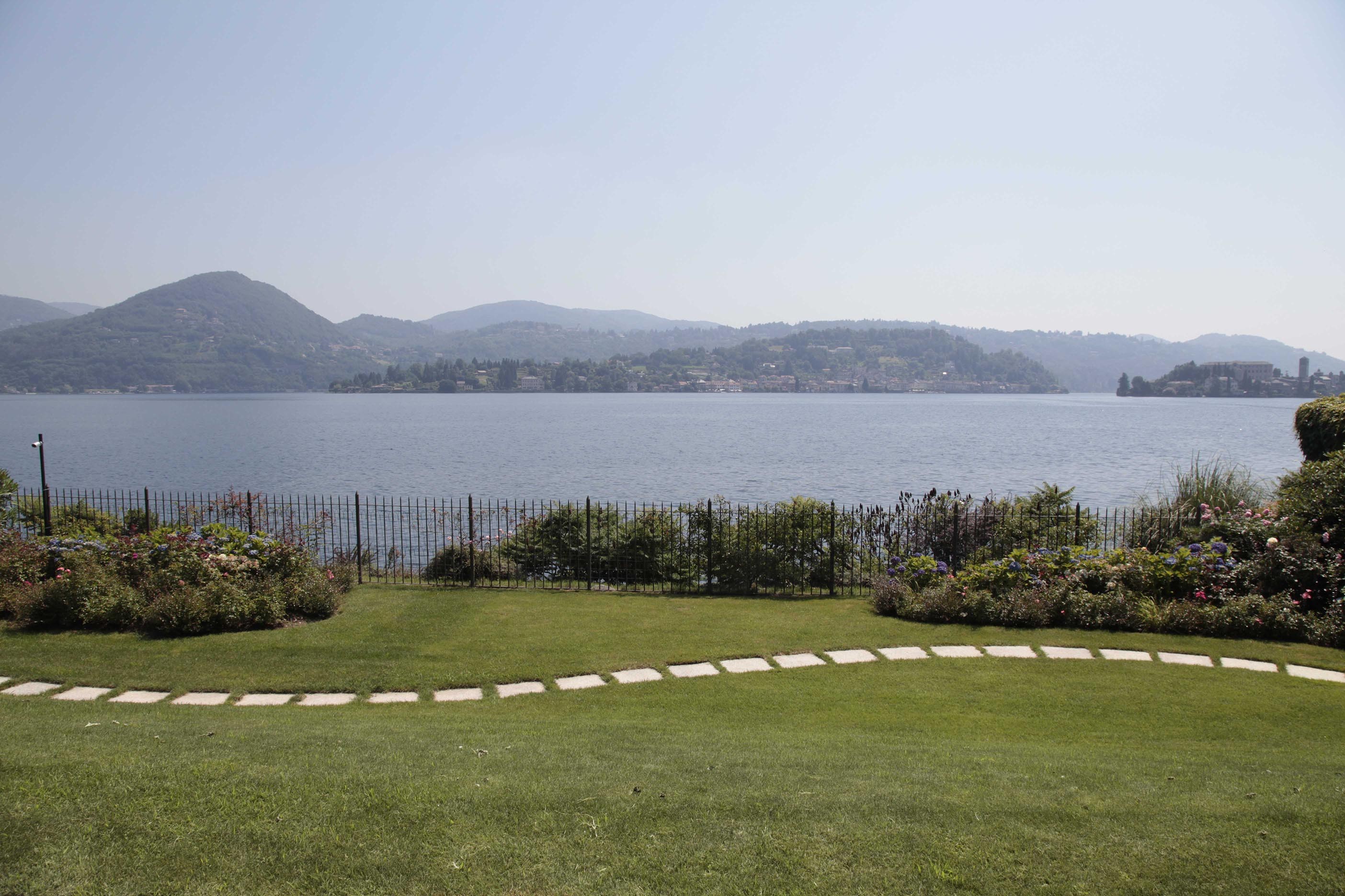 Overlooking the lake the residence shines with a new light - Gardens