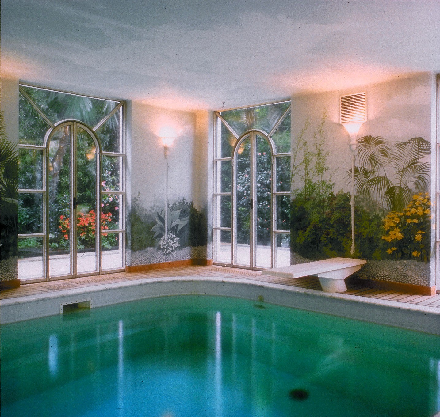 A pool facing a florid garden - حمامات السباحة
