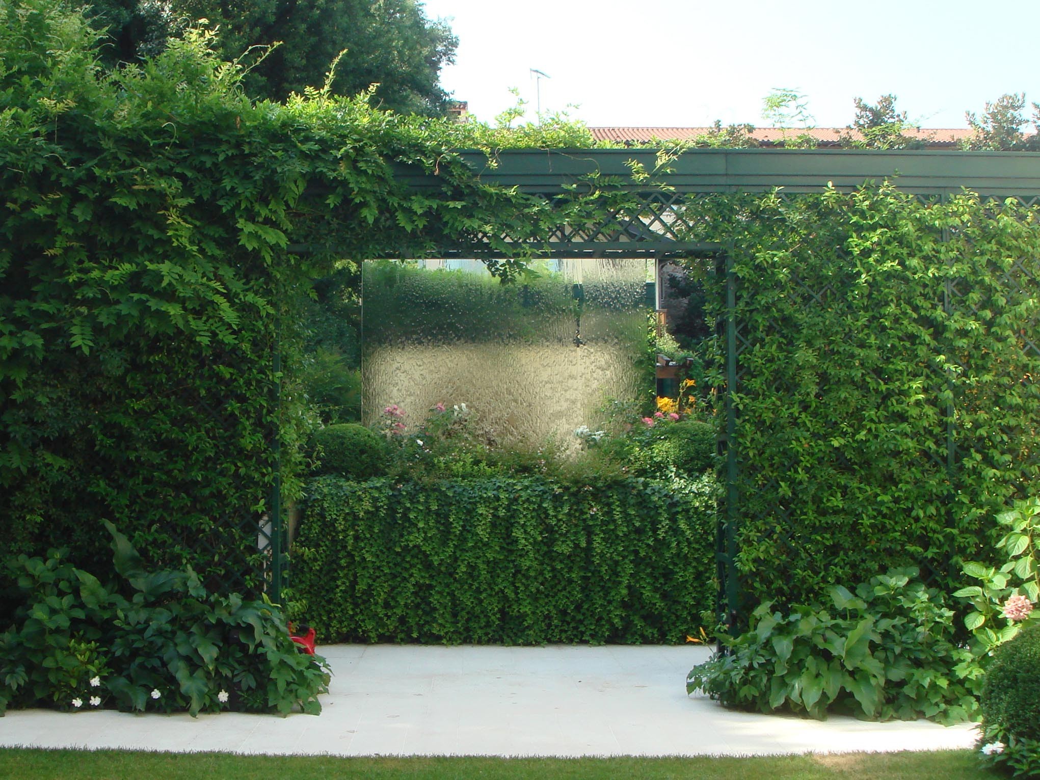 A small, luxuriant green garden retreat - Gardens