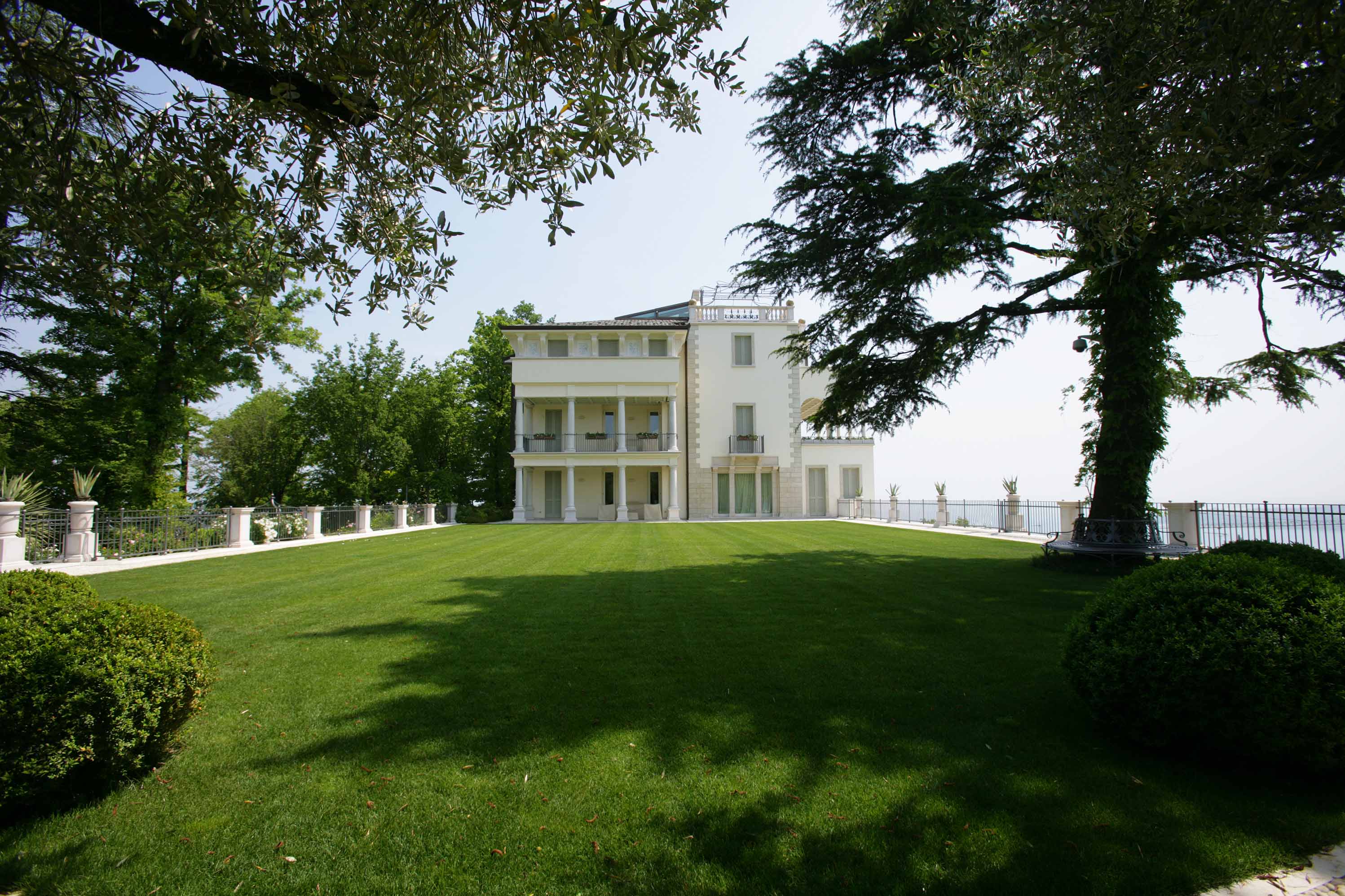 Villa with breathtaking view - الحدائق