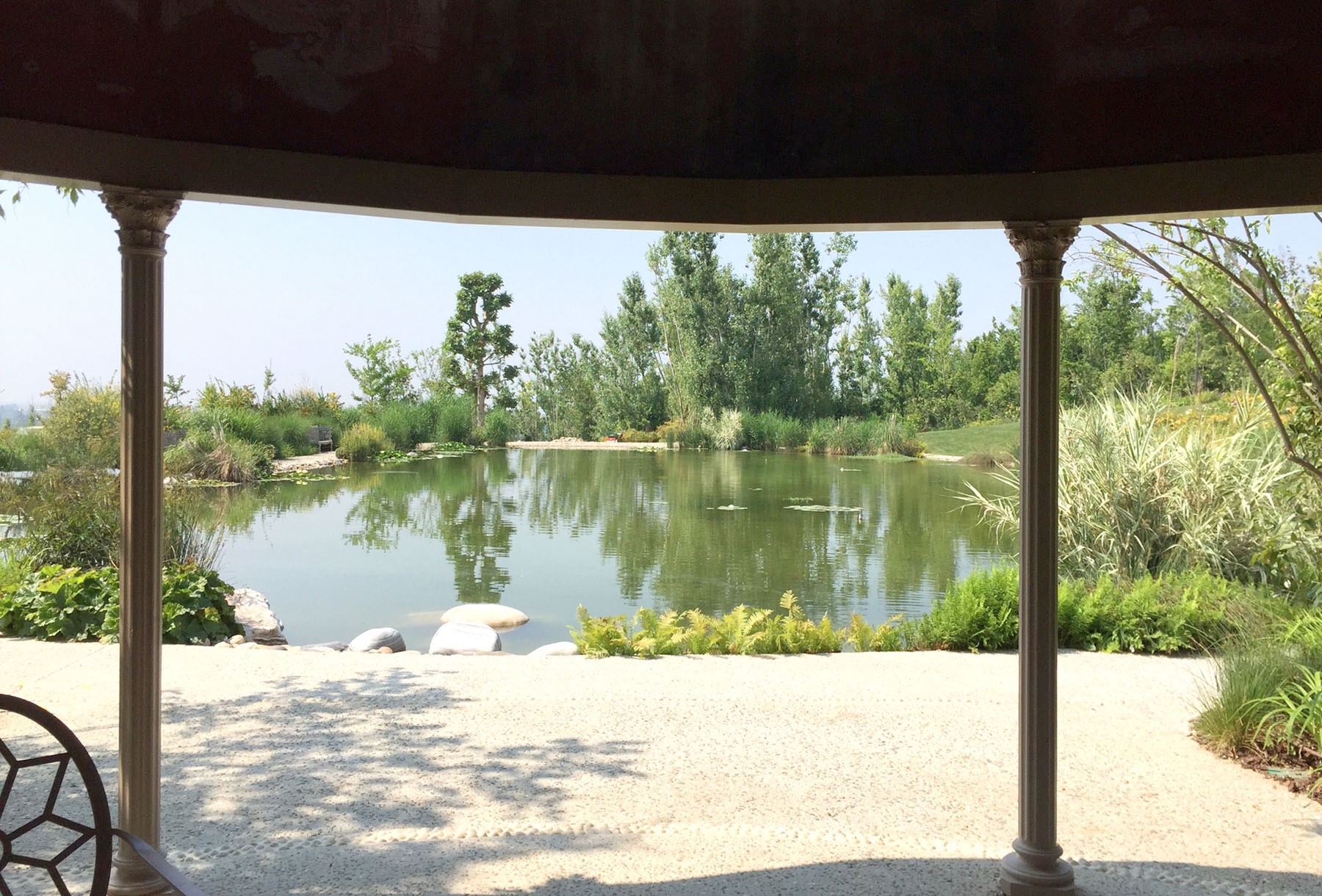 Villa at the edge of the lake - الحدائق