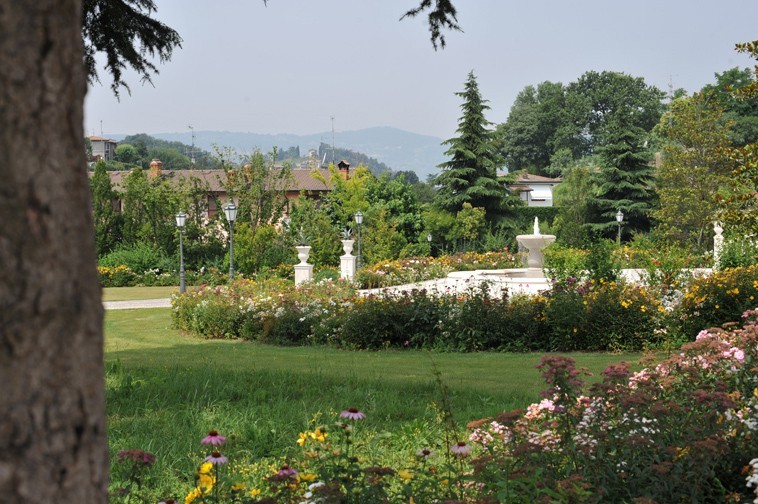 Classical magnificence overlooking the lake - Gardens